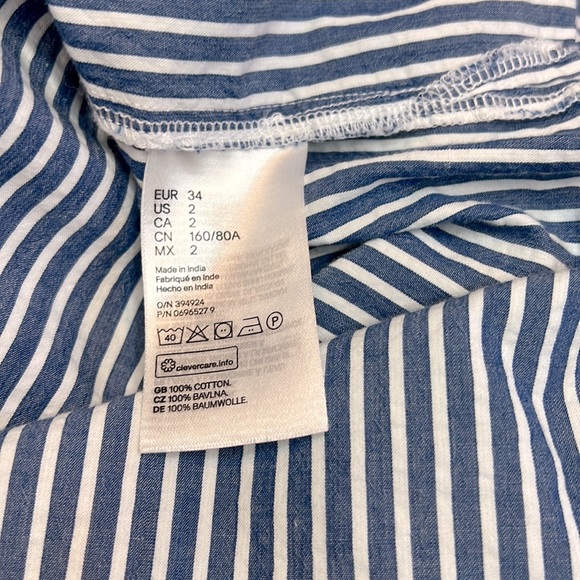 💙 H&M Blue & White Striped V-Neck Top in Size 2 🛥️ - Picture 6 of 6